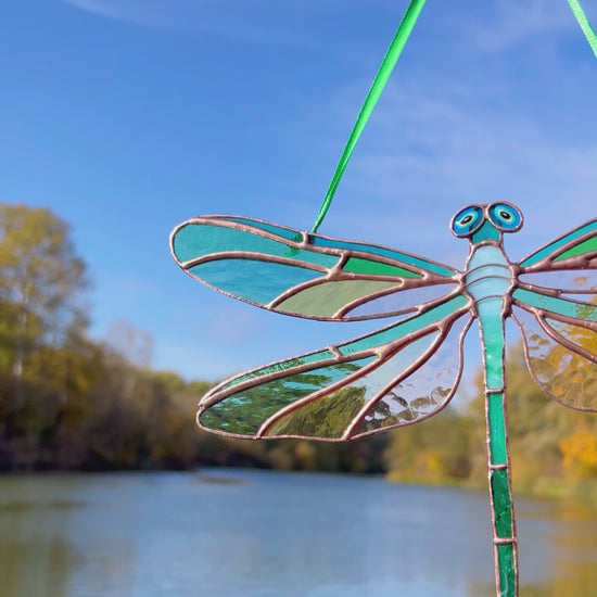 A dynamic video presentation of a versatile stained glass dragonfly, showcasing its exceptional craftsmanship and charm as a perfect home decor accent.
