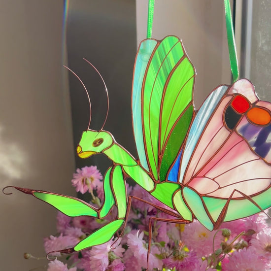 An engaging video presentation of a versatile stained glass praying mantis, emphasizing its elegant appeal and how it brightens up any room with handmade charm.